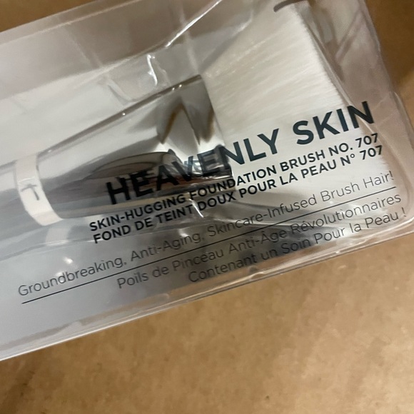 💗IT COSMETICS Heavenly Skin Skin-Hugging Foundation Brush #707 - Picture 9 of 10